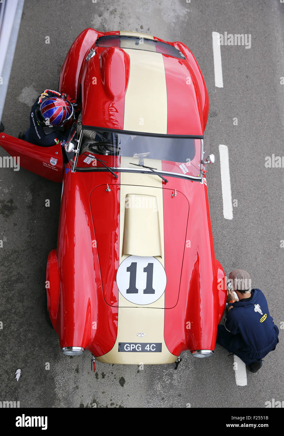 Chichester, West Sussex, UK. Sep 11, 2015. L'action dans la voie des stands pendant les Freddie Memorial Trophy Mars photographié à la Goodwood Revival, Chichester, West Sussex aujourd'hui. Le Goodwood Revival est un festival de trois jours de conduite automobile qui a lieu chaque mois de septembre à Goodwood Motor Circuit pour voitures de course et de moto qui aurait participé au cours de la période initiale du circuit-1948-1966. Credit : Oliver Dixon/Alamy Live News Banque D'Images