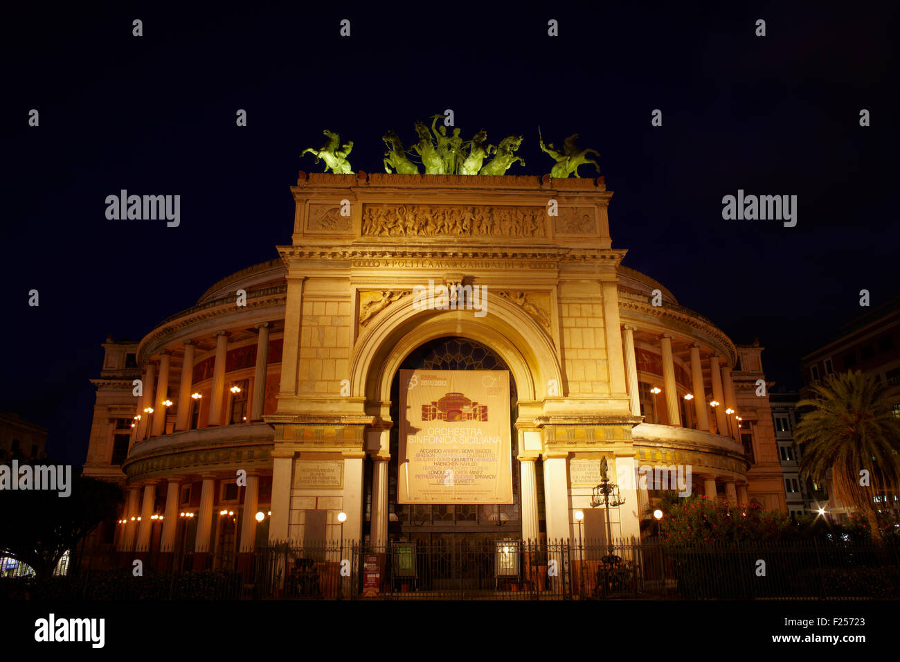 Teatro Politeama au coucher du soleil, Palerme - Italie Banque D'Images