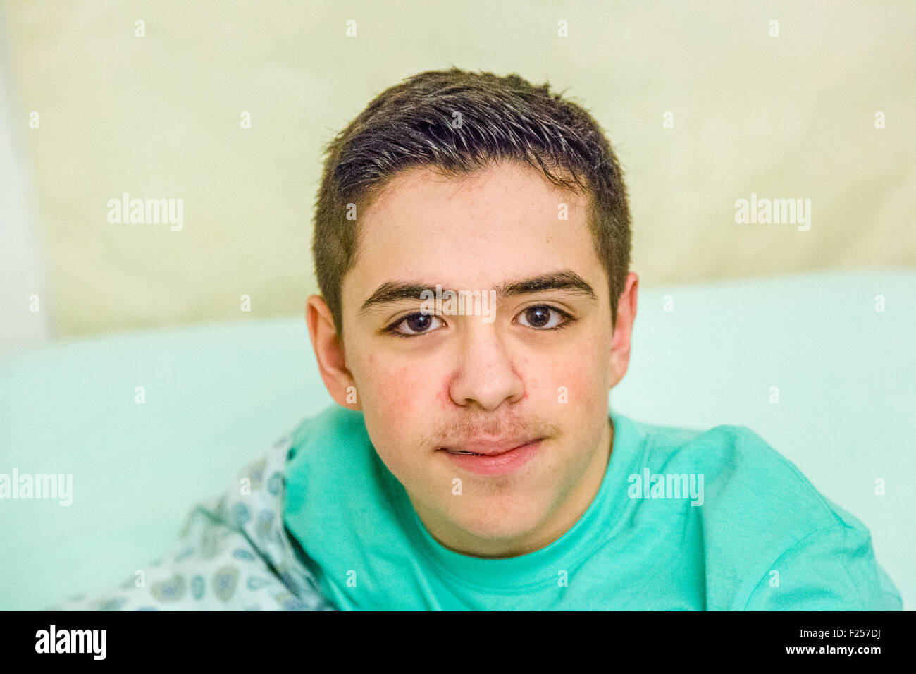 Young Teen boy avec accolades de coussin au lit Banque D'Images