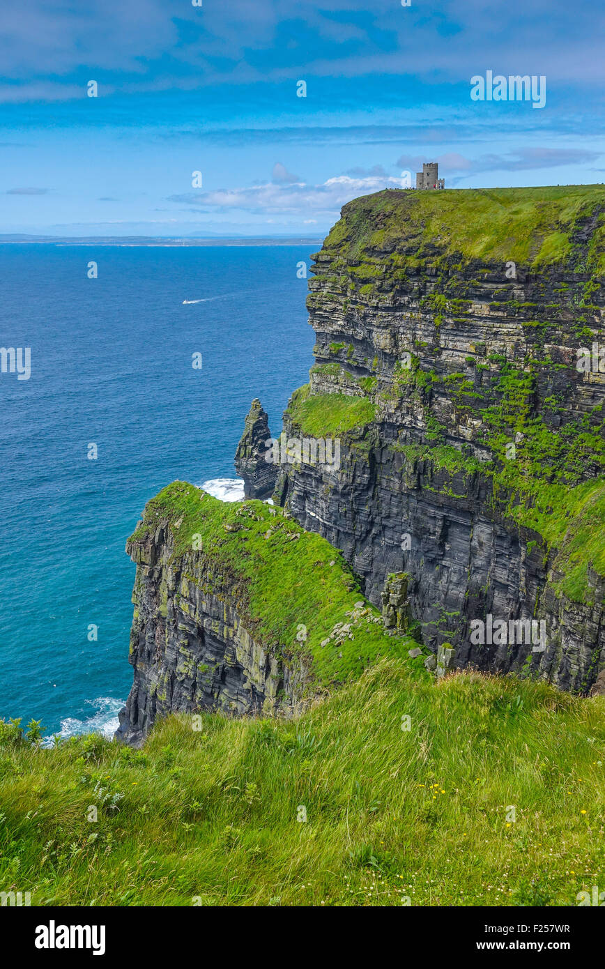 Les falaises de Moher avec les touristes, comté de Galway, Irlande Banque D'Images