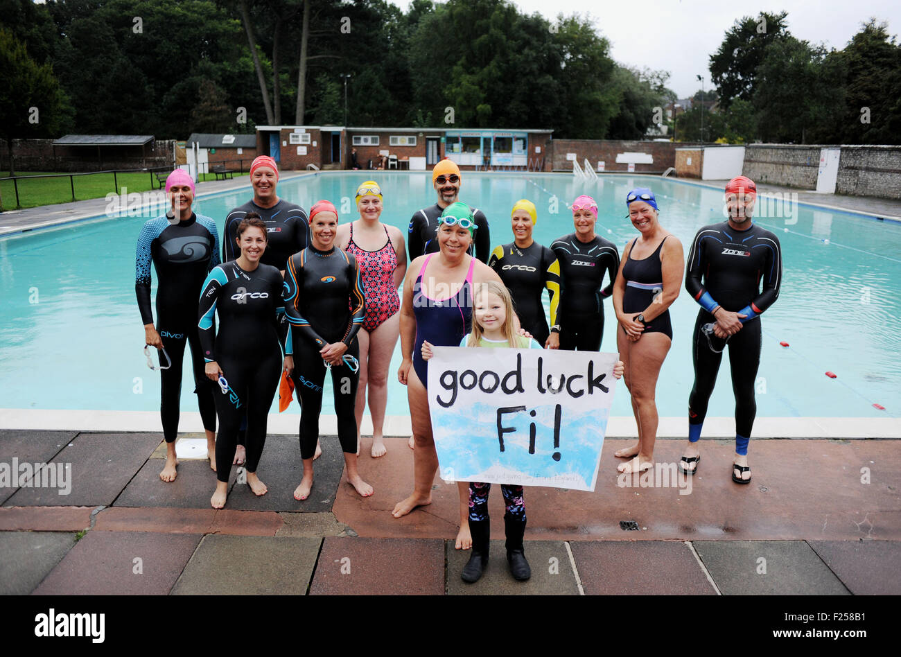 Groupe de nageurs à la piscine dans la région de Lewes Pells East Sussex UK dont Fiona Angleterre qui termine un défi de natation en plein air Banque D'Images