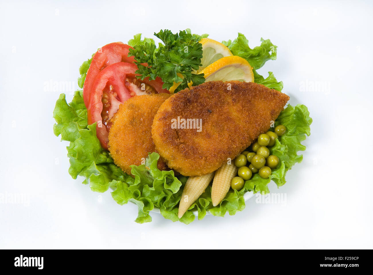 Pois Tomate escalope au citron vert produit alimentaire plaque viande objet arrière-plan isolé du maïs salade de maïs indien Banque D'Images