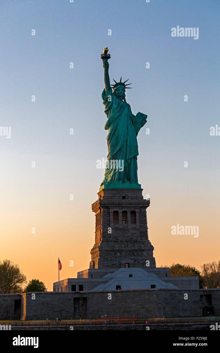 United States, New York, la Statue de la Liberté au coucher du soleil Banque D'Images