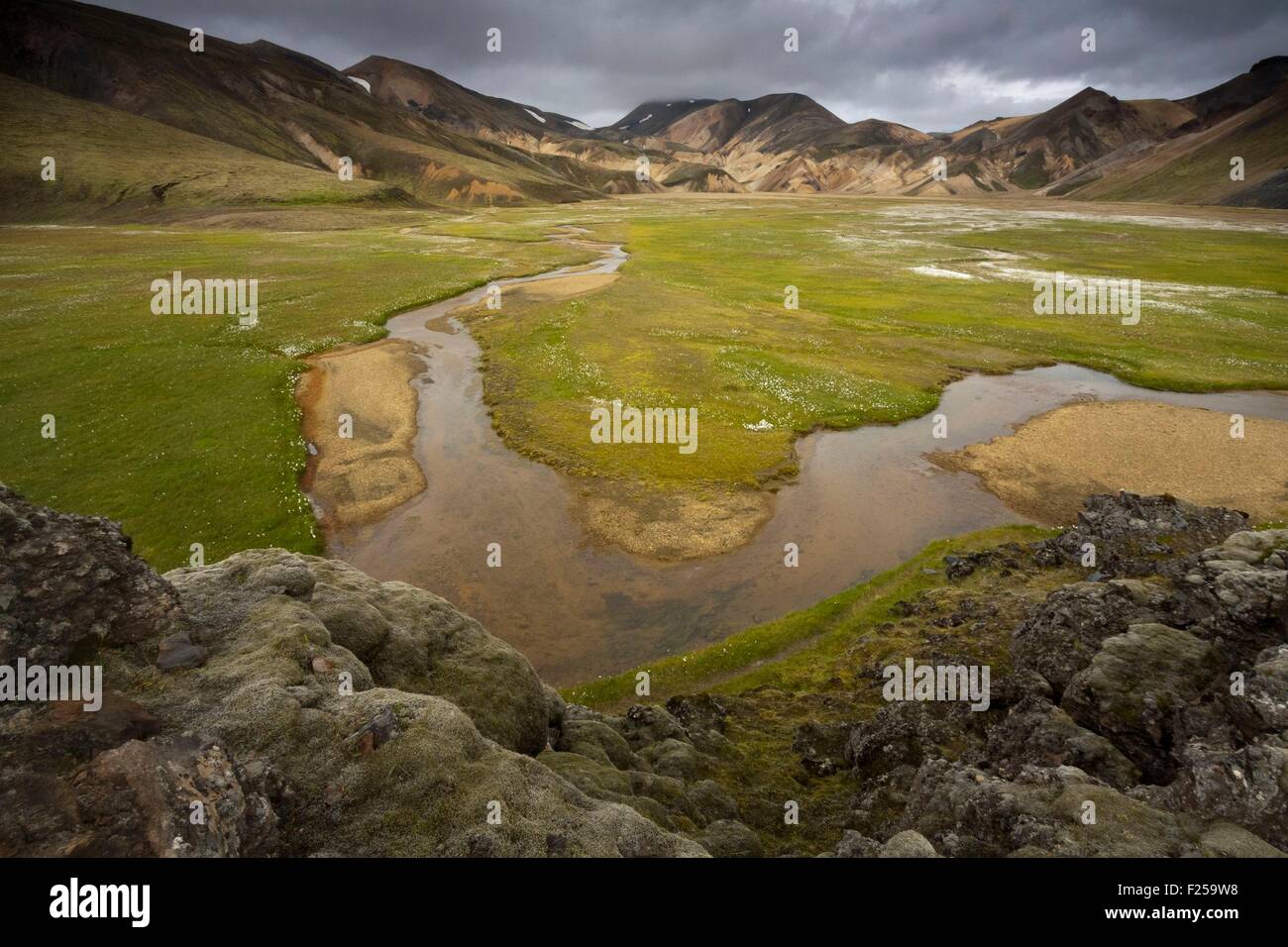 L'Islande, Landmannalaugar, Namskvils Suthurnamur méandre, montagne en arrière-plan Banque D'Images