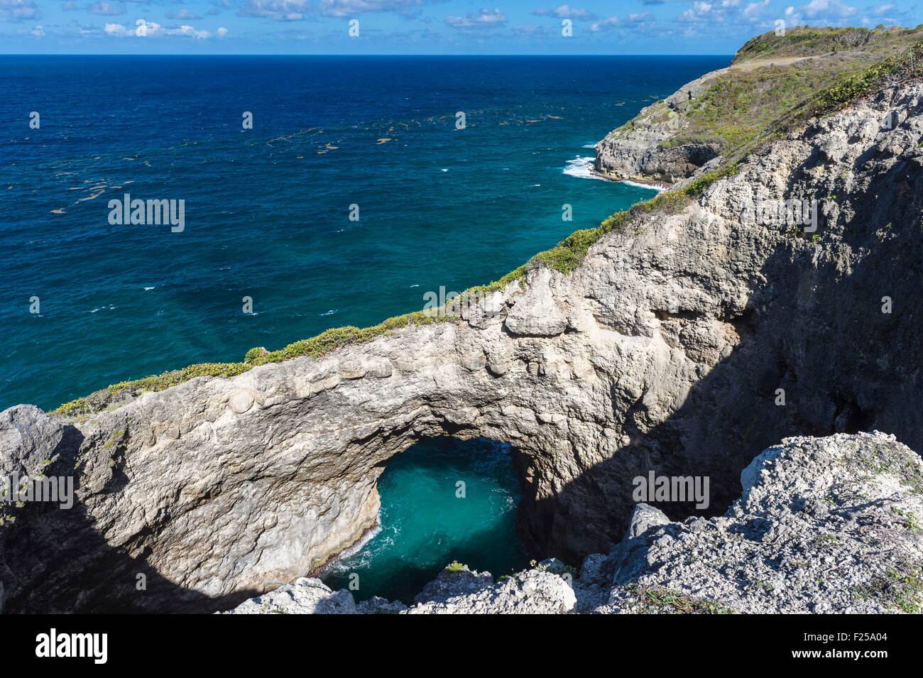 La France, Guadeloupe, Marie Galante, Saint Louis, Gueule grand Gouffre est une arche naturelle sculptée par l'océan Banque D'Images