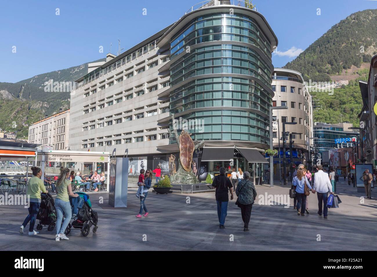 Andorre, Andorre-la-Vieille, capitale de l'état d'Andorre, Escaldes Engordany, shopping street , La noblesse du temps par Salvador Dali, 1977 Banque D'Images