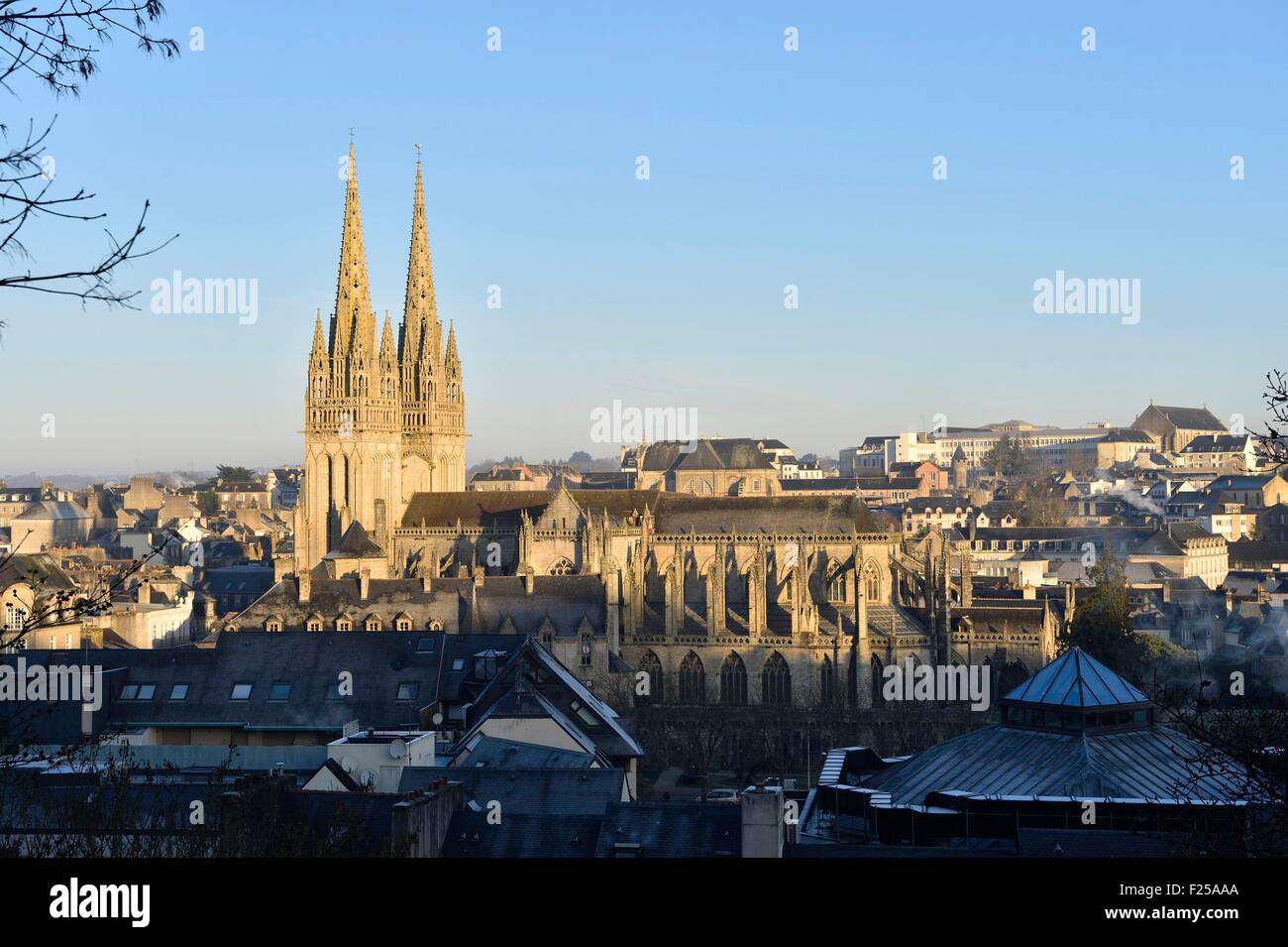 La France, Finistère, Quimper, la cathédrale Saint-Corentin Banque D'Images