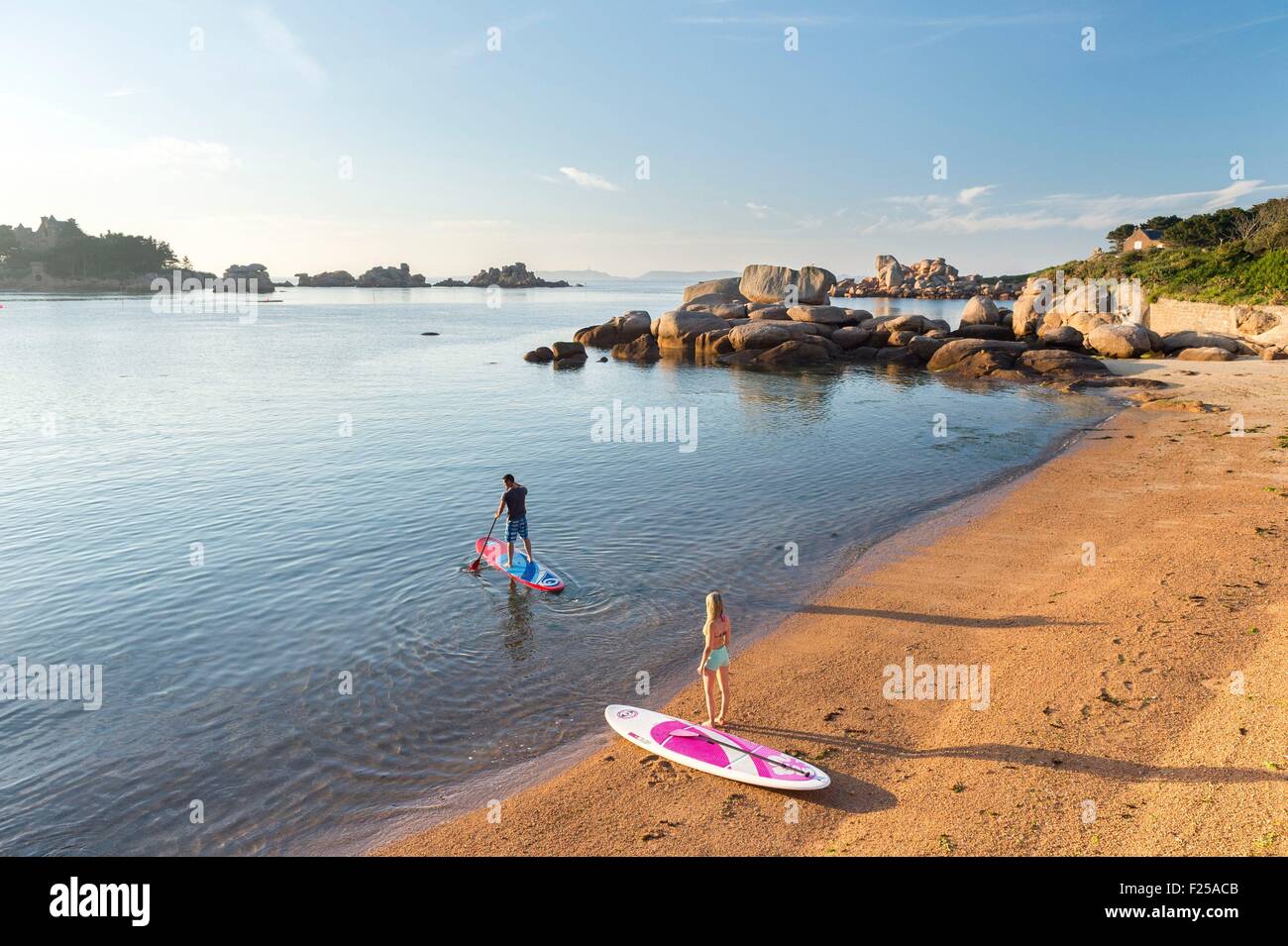 France, Cotes d'Armor, Perros Guirec, Ploumanac'h, pagayer le long de la côte de Granit Rose Banque D'Images