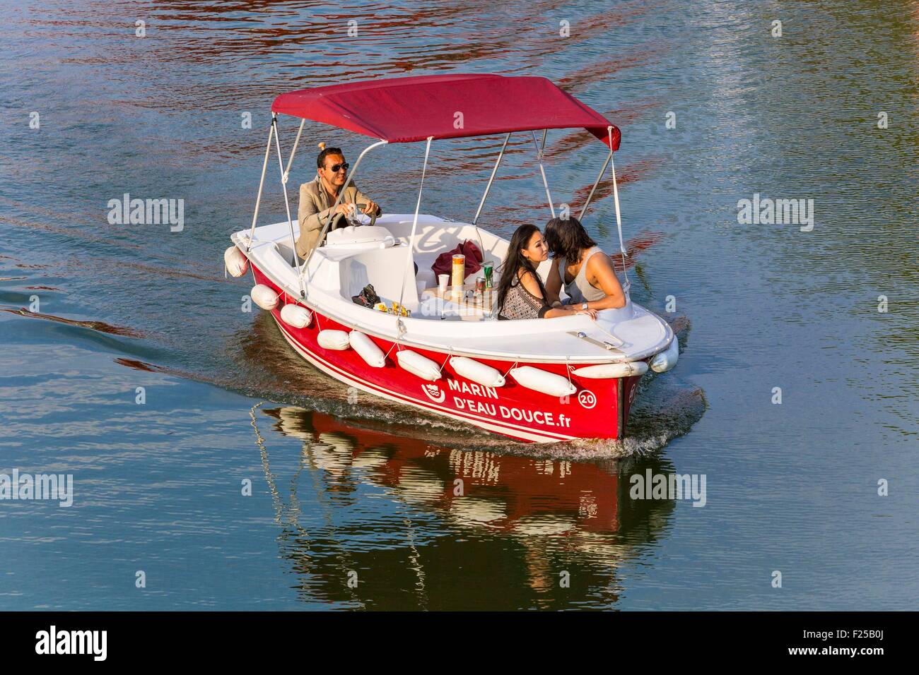 France, Paris, le Parc de la Villette, conçu par l'architecte Bernard Tschumi en 1983, le canal de l'Ourcq, location bateau électrique Banque D'Images