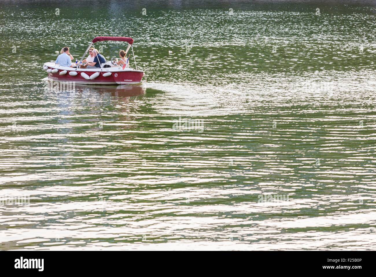 France, Paris, le Parc de la Villette, conçu par l'architecte Bernard Tschumi en 1983, location de bateau électrique sur le canal de l'Ourcq Banque D'Images