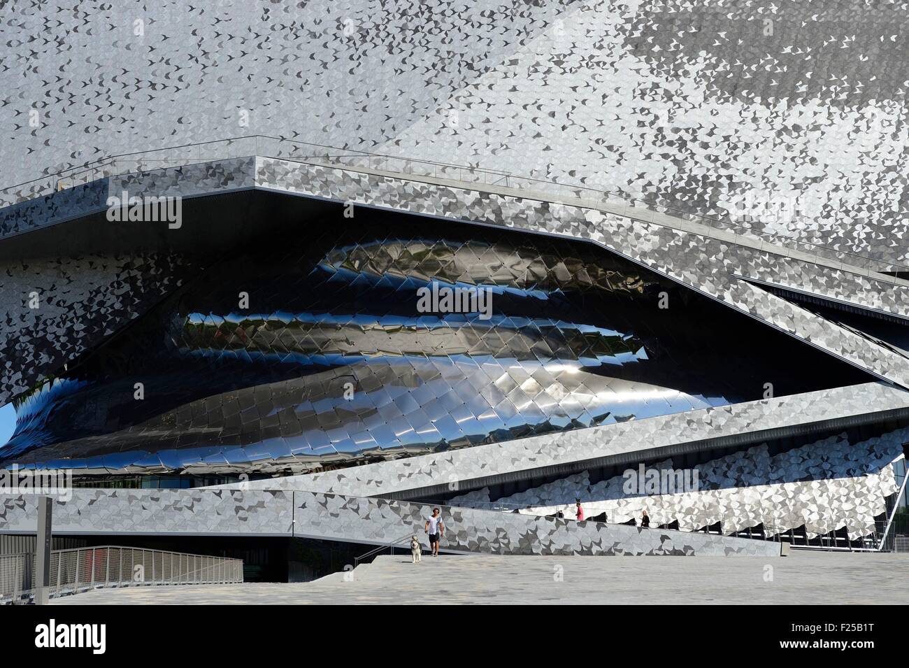 France, Paris, le Parc de la Villette, la Philarmonie de Paris par l'architecte Jean Nouvel Banque D'Images