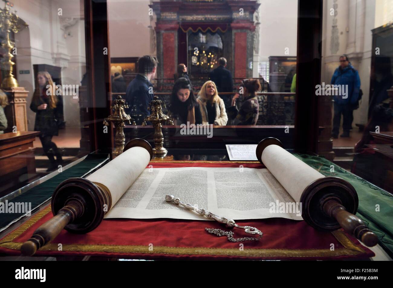 République tchèque, Prague, centre historique classé au Patrimoine Mondial de l'UNESCO, quartier juif de Josefov, synagogue Klaus abrite aujourd'hui une exposition consacrée aux traditions et coutumes juives, et la Torah Torah Yad (pointeur) Banque D'Images