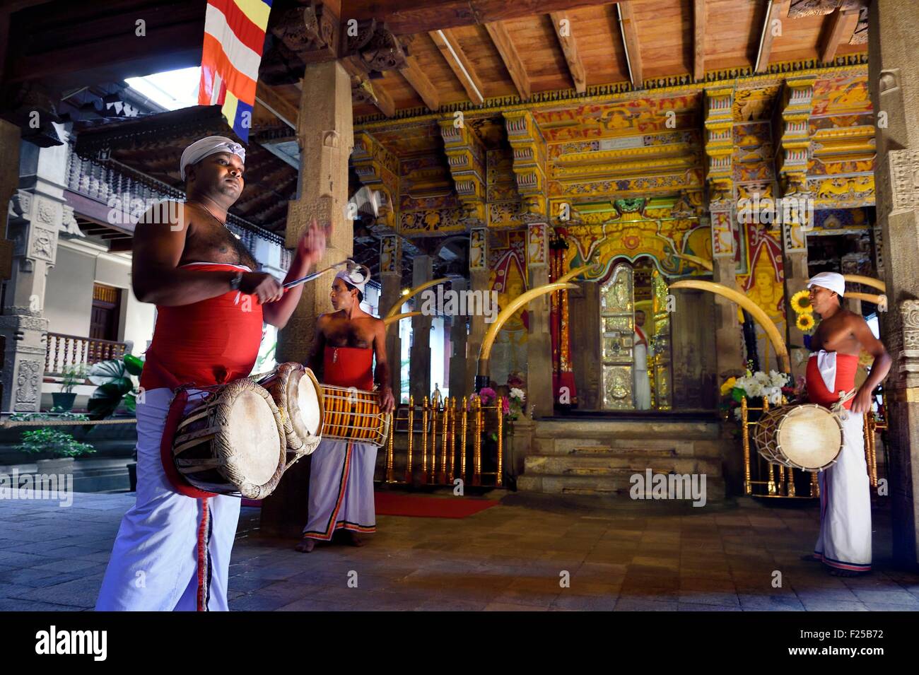 Sri Lanka, province du centre, Kandy, Temple de la dent de Bouddha (Sri Dalada Maligawa) ; porte donnant accès à la partie inférieure de la temple sacré qui contient la relique de la dent de Bouddha Banque D'Images