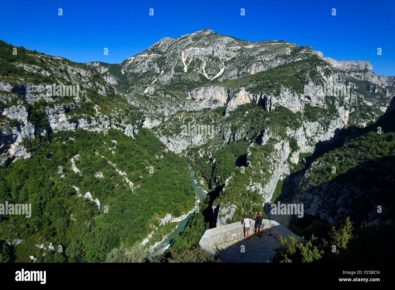 France, Alpes de Haute Provence, Parc Naturel Régional du Verdon, les gorges du Verdon, vue sur la rivière du Verdon et de la Brèche Imbert du belvédère de la balcon de la Mescla Banque D'Images