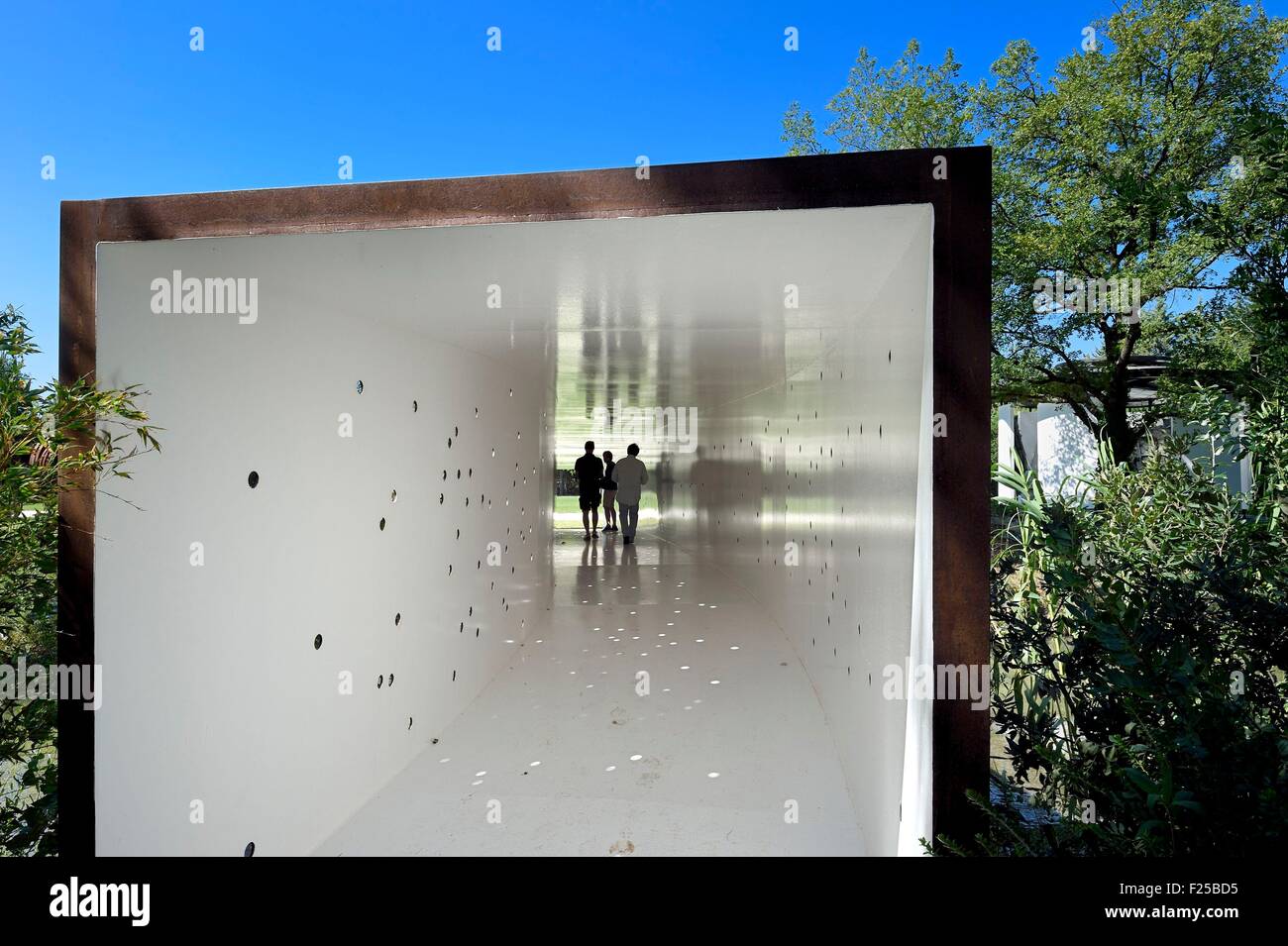 La France, Var, Le Muy, la Fondation Bernar Venet, l'intérieur du tube-bridge, travail par Bernar Venet au-dessus de la rivière Nartuby Banque D'Images
