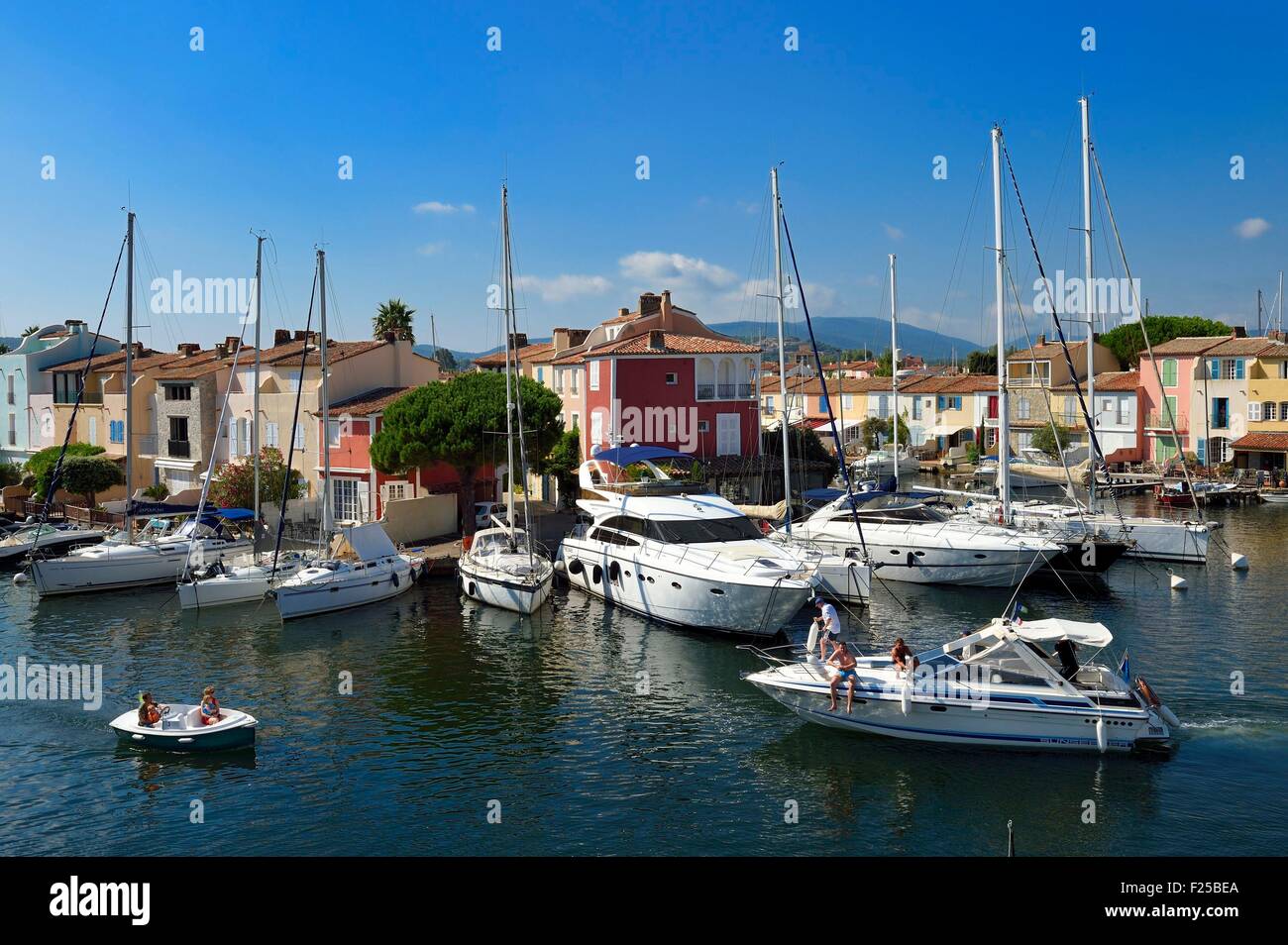 La France, Var, Golfe de St Tropez, la ville balnéaire de Port Grimaud, maisons avec ponton privé Banque D'Images