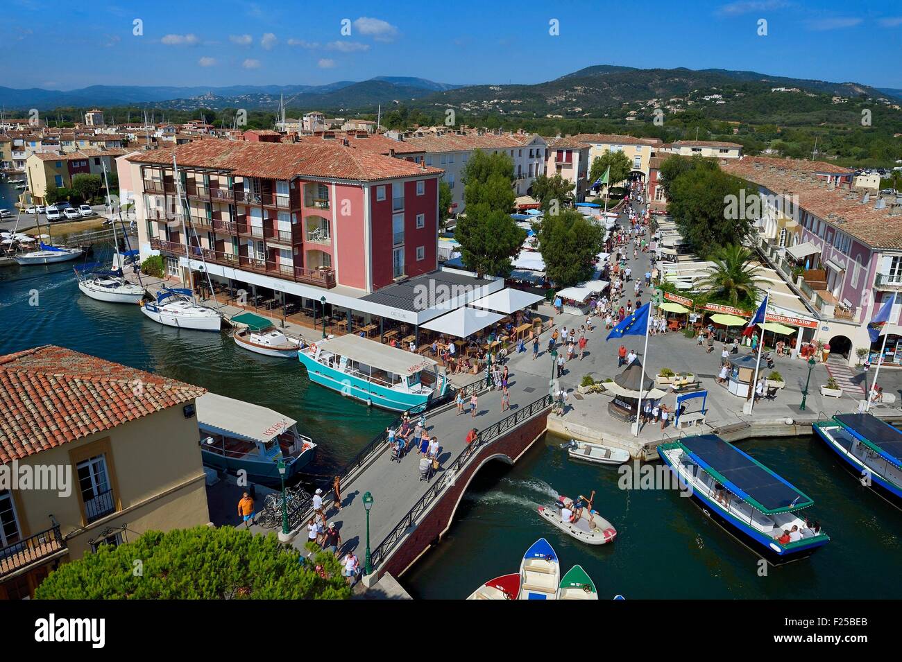 La France, Var, Golfe de St Tropez, la ville balnéaire de Port Grimaud, la place du marché et le vieux village de Grimaud à l'arrière-plan sur la gauche Banque D'Images
