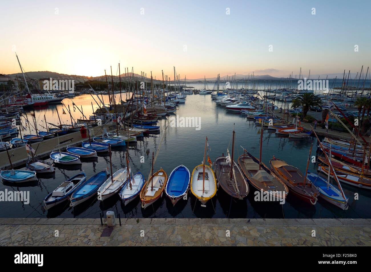 La France, Var, Sanary-sur-Mer, bateaux de pêche traditionnels appelés pointus dans le port Banque D'Images