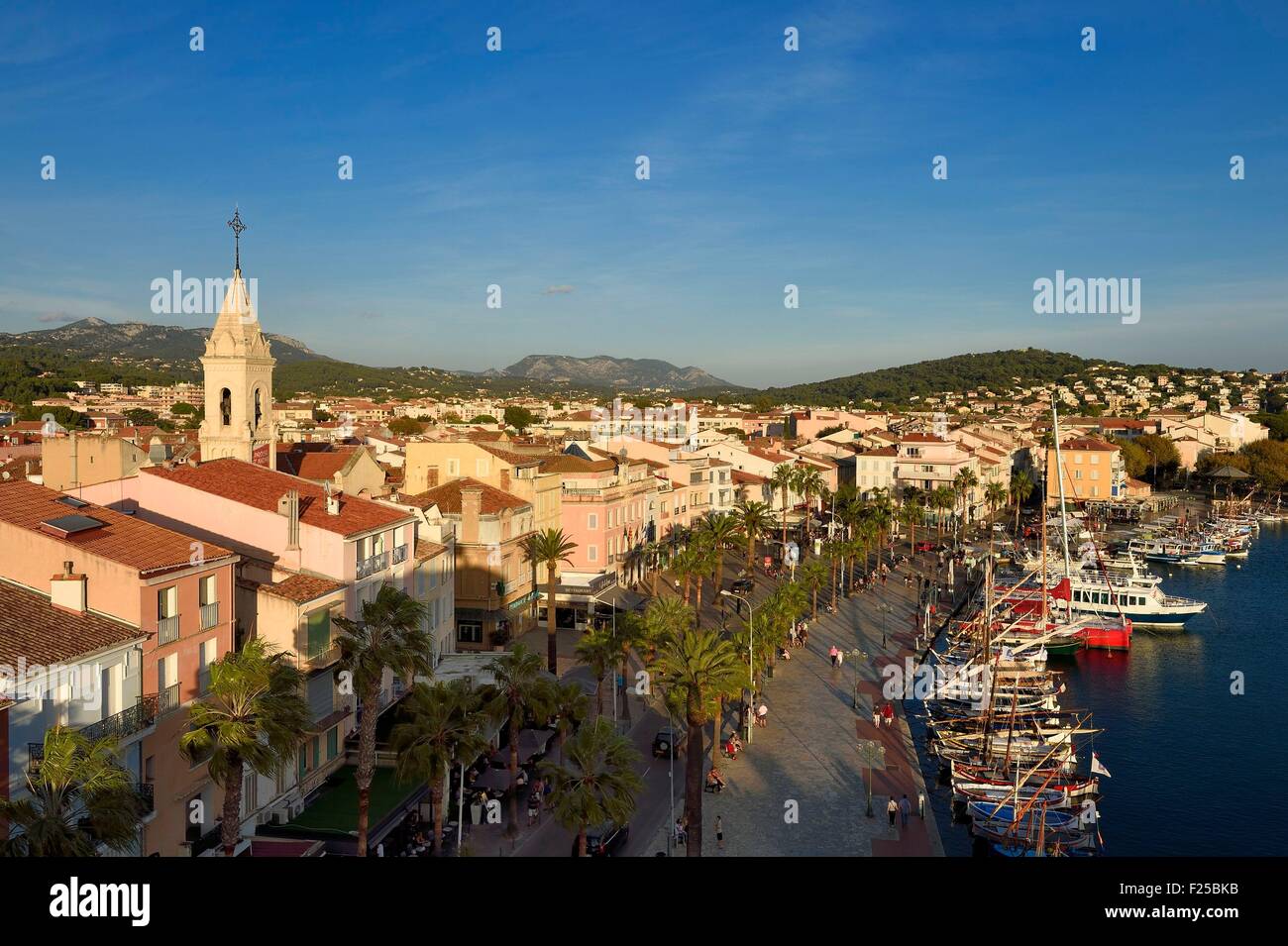 La France, Var, Sanary-sur-Mer, bateaux de pêche traditionnels appelés pointus dans le port et l'église Saint-Nazaire Banque D'Images