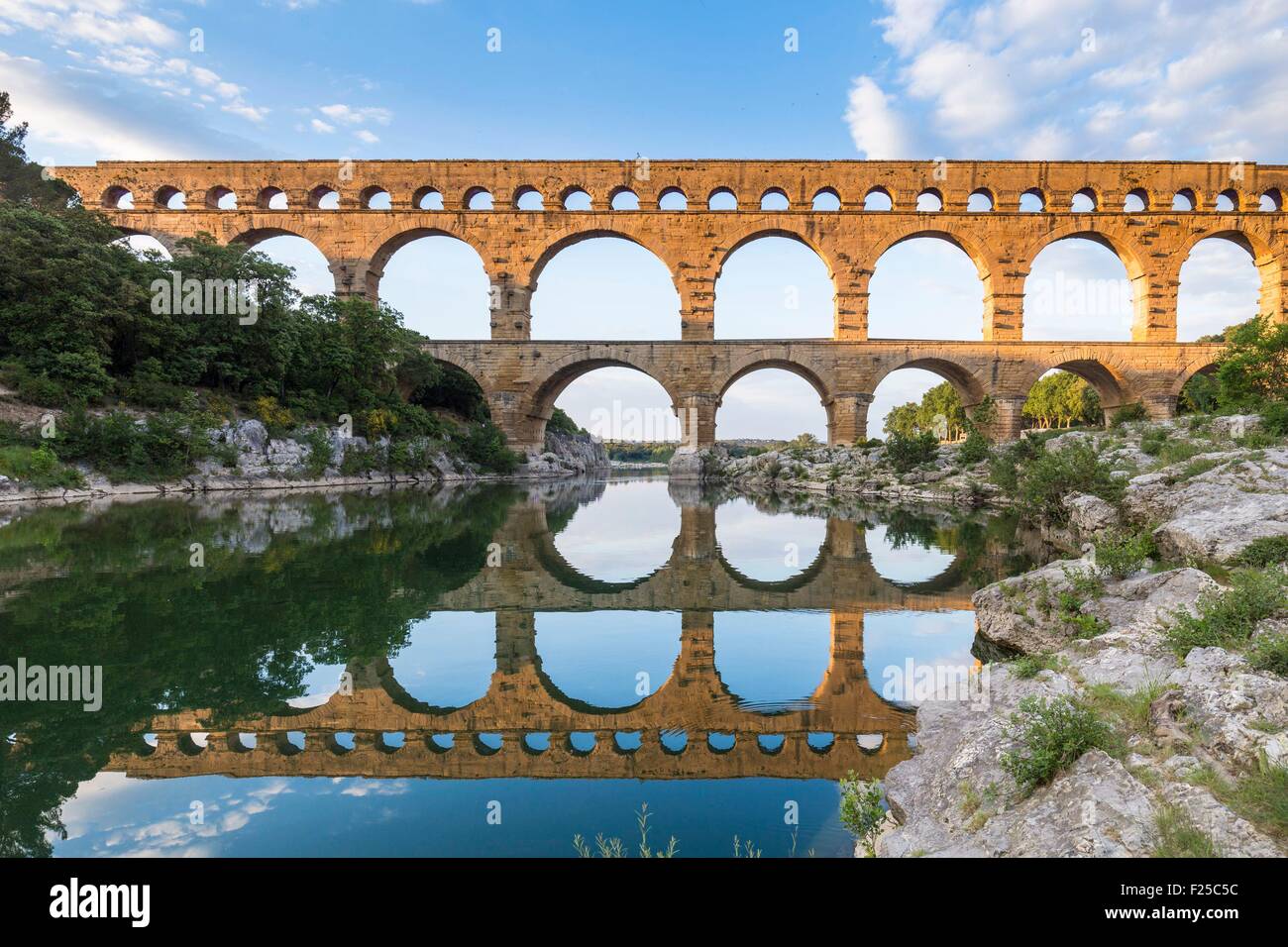 La France, Gard, le Pont du Gard classé au Patrimoine Mondial de l'UNESCO, Grand Site de France, l'aqueduc romain du 1er siècle où des mesures au cours du Gardon Banque D'Images