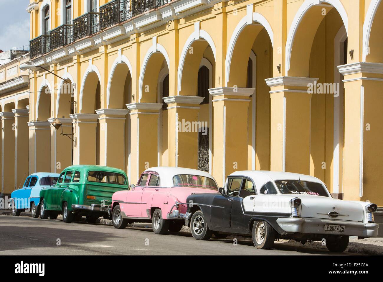 Cuba, Ciudad de la Habana Province, La Havane, La Habana Vieja ville inscrite au Patrimoine Mondial de l'UNESCO, voiture américaine en face de bâtiments Banque D'Images