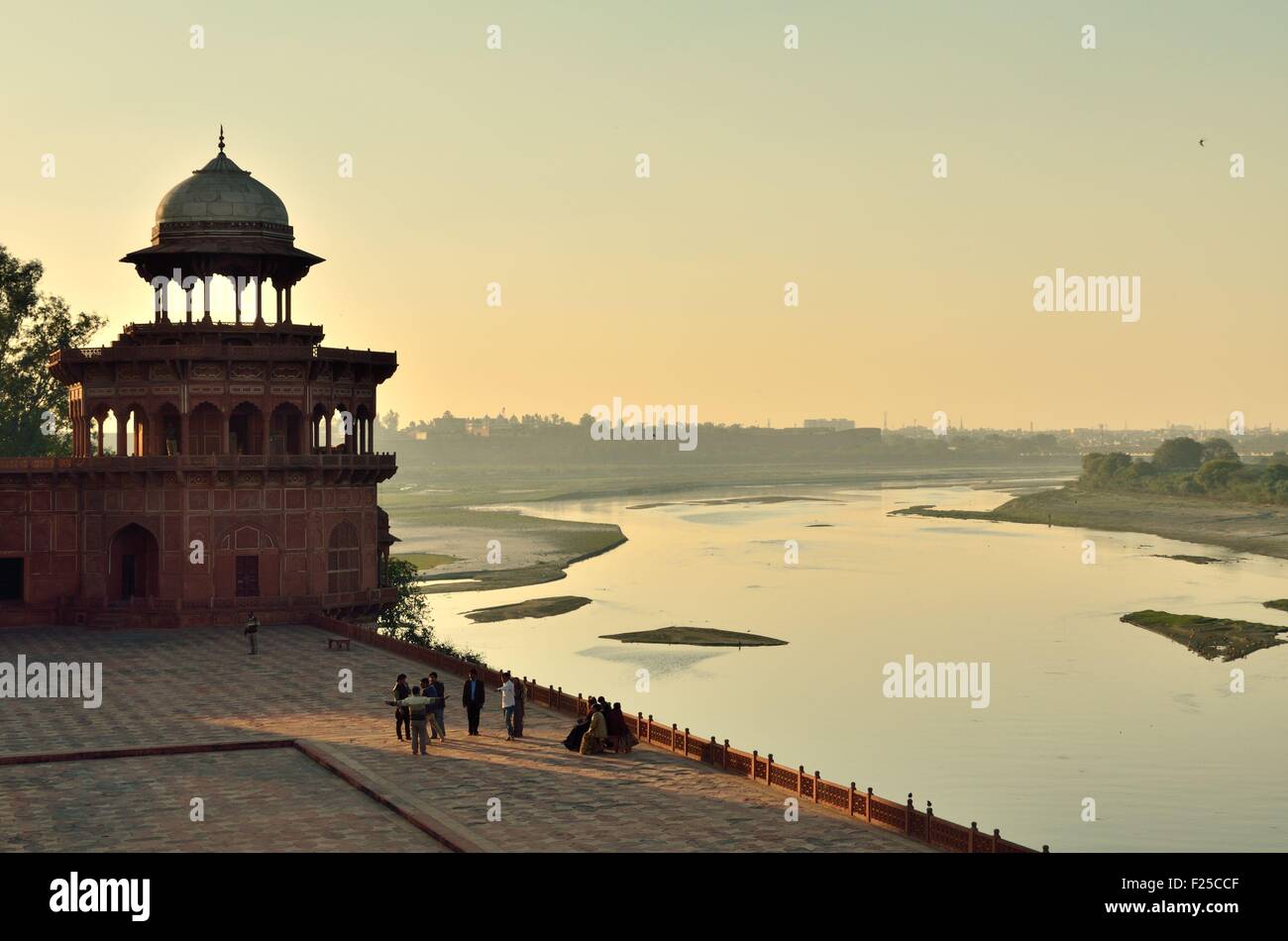 L'Inde, Uttar Pradesh State, Agra, Taj Mahal, site classé au Patrimoine Mondial par l'UNESCO, d'une mosquée au-dessus de la Rivière Jamuna Banque D'Images