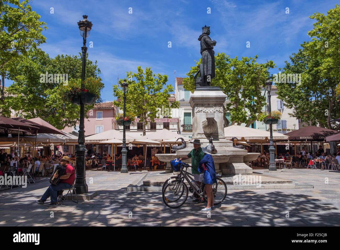 La France, Gard, Aigues Mortes, statue de Saint Louis Banque D'Images