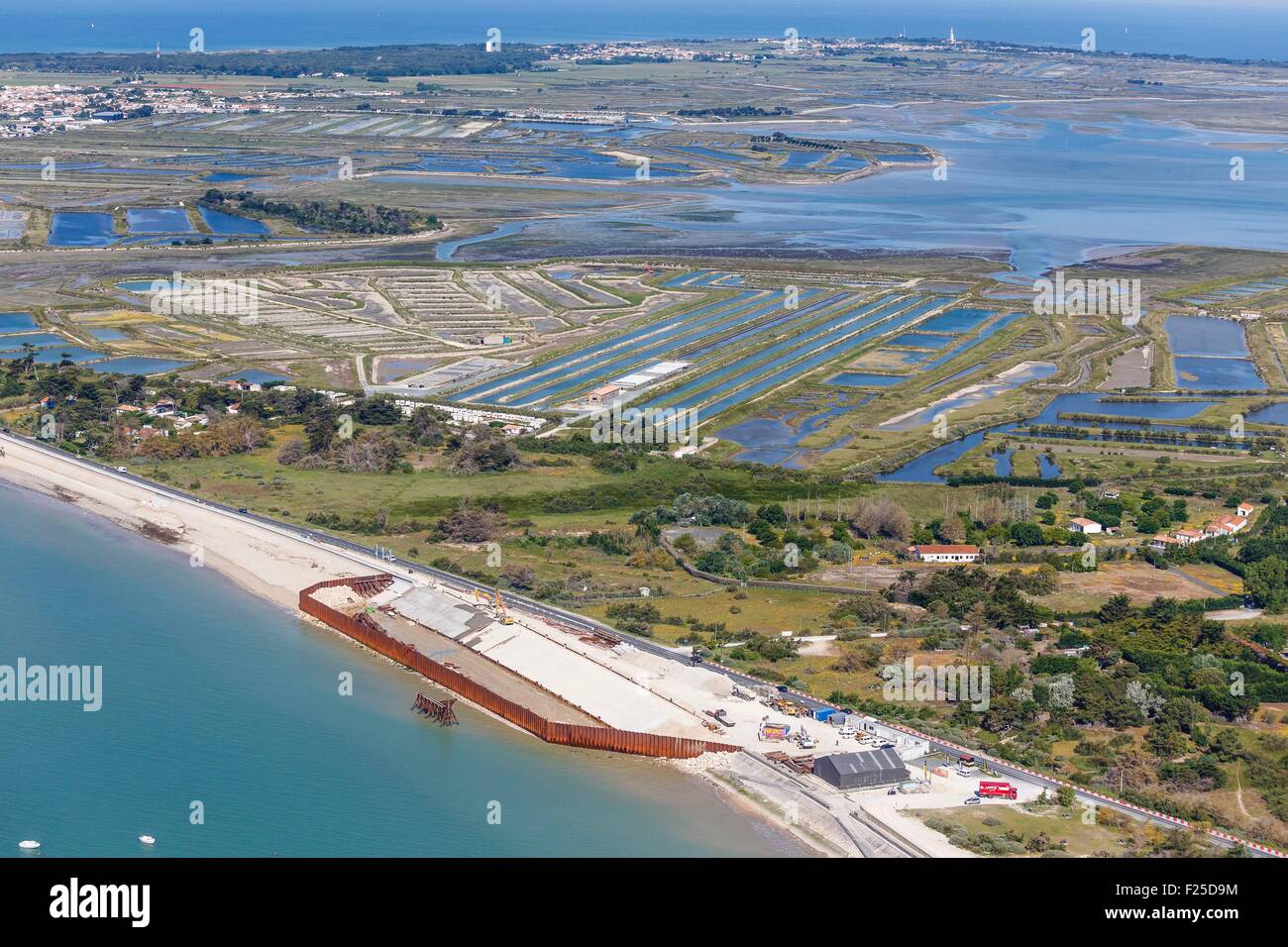 France, Charente Maritime, Ars en re, les travaux de consolidation du barrage (vue aérienne) Banque D'Images