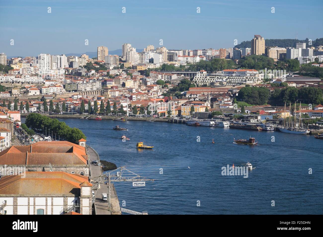 Portugal, région Nord, Porto, vue depuis le jardin du Palais de Cristal, Vila Nova de Gaia dans l'arrière-plan Banque D'Images