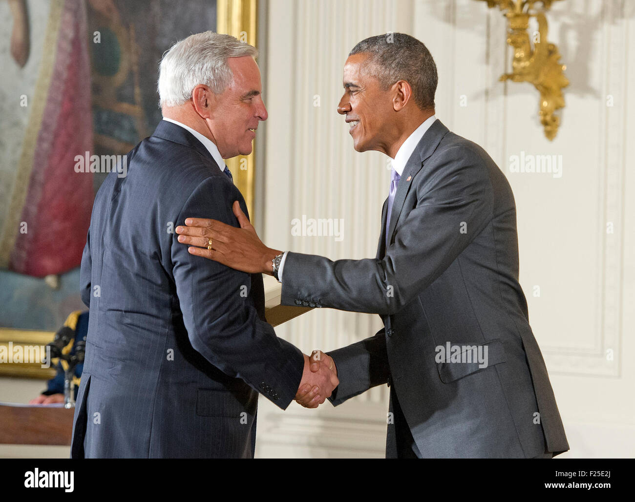 Washington DC, USA. 10 Sep, 2015. Le président des États-Unis Barack Obama présente la Médaille nationale de l'art à l'Université Société Musicale de Ann Arbor (Michigan), reçus par la société président Kenneth Fischer lors d'une cérémonie dans l'East Room de la Maison Blanche à Washington, DC le jeudi 10 septembre, 2015. Credit : Ron Sachs/CNP (restriction : NO New York ou le New Jersey Journaux ou journaux dans un rayon de 75 km de la ville de New York) - PAS DE SERVICE DE FIL - Crédit photo : dpa alliance/Alamy Live News Banque D'Images