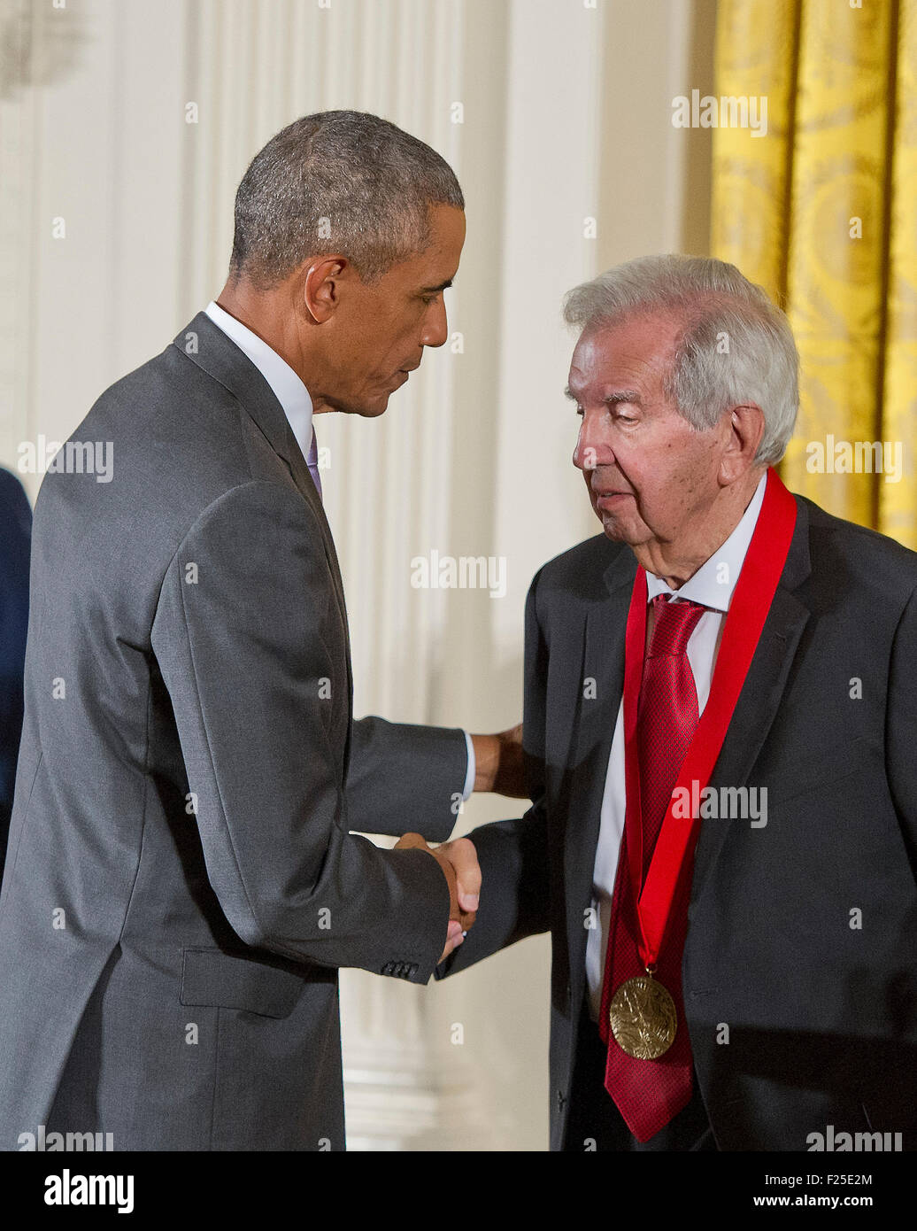 Washington DC, USA. 10 Sep, 2015. Le président des États-Unis Barack Obama présente le National Humanities Medal 2014 pour Larry McMurtry d'Archer City, Texas, romancier, essayiste et scénariste, lors d'une cérémonie dans la East Room de la Maison Blanche à Washington, DC le jeudi 10 septembre, 2015. Credit : Ron Sachs/CNP (restriction : NO New York ou le New Jersey Journaux ou journaux dans un rayon de 75 km de la ville de New York) - PAS DE SERVICE DE FIL - Crédit photo : dpa alliance/Alamy Live News Banque D'Images