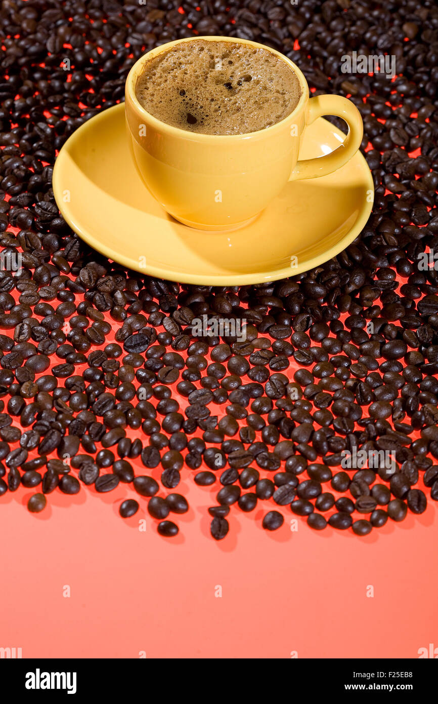 Tasse de café la plaque de verre produits alimentaires boissons vaisselle liquide mousse jaune de l'objet Banque D'Images