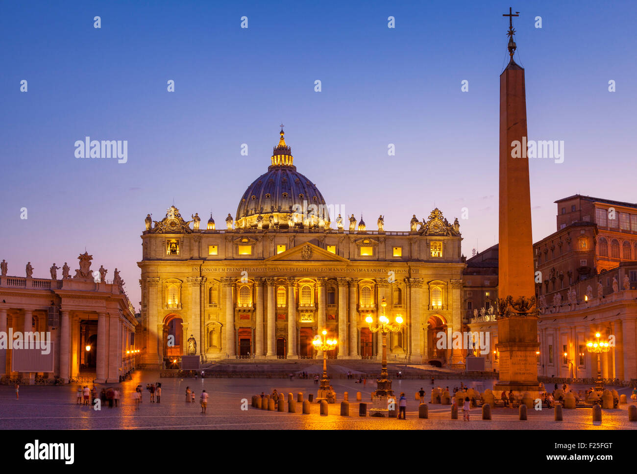 St Peters Square et basilique St Pierre du Vatican la nuit Roma Rome Lazio Italie Europe de l'UE Banque D'Images