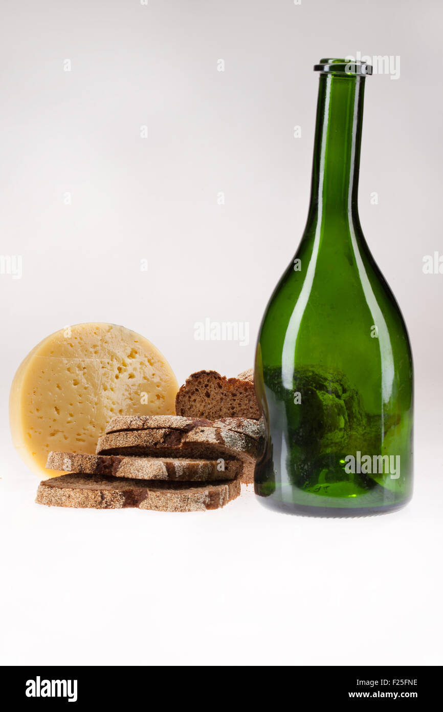 Bouteille de vin pain fromage pièce vide isolé objet background studio portrait produits alimentaires verre liquide cuisine toujours vert Banque D'Images