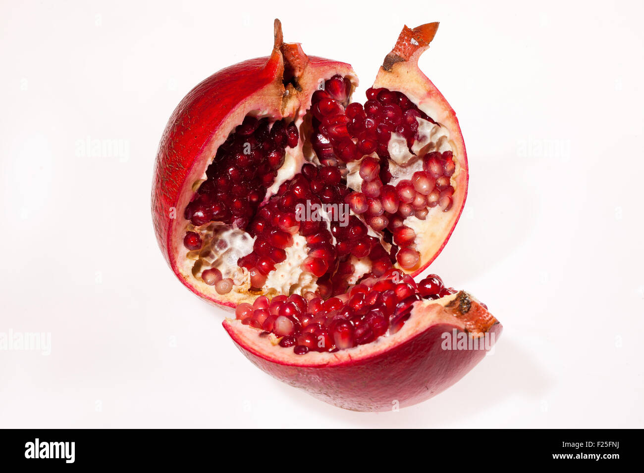 Rouge Grenade coupe fruits isolés bean produit alimentaire close up un objet macro Banque D'Images