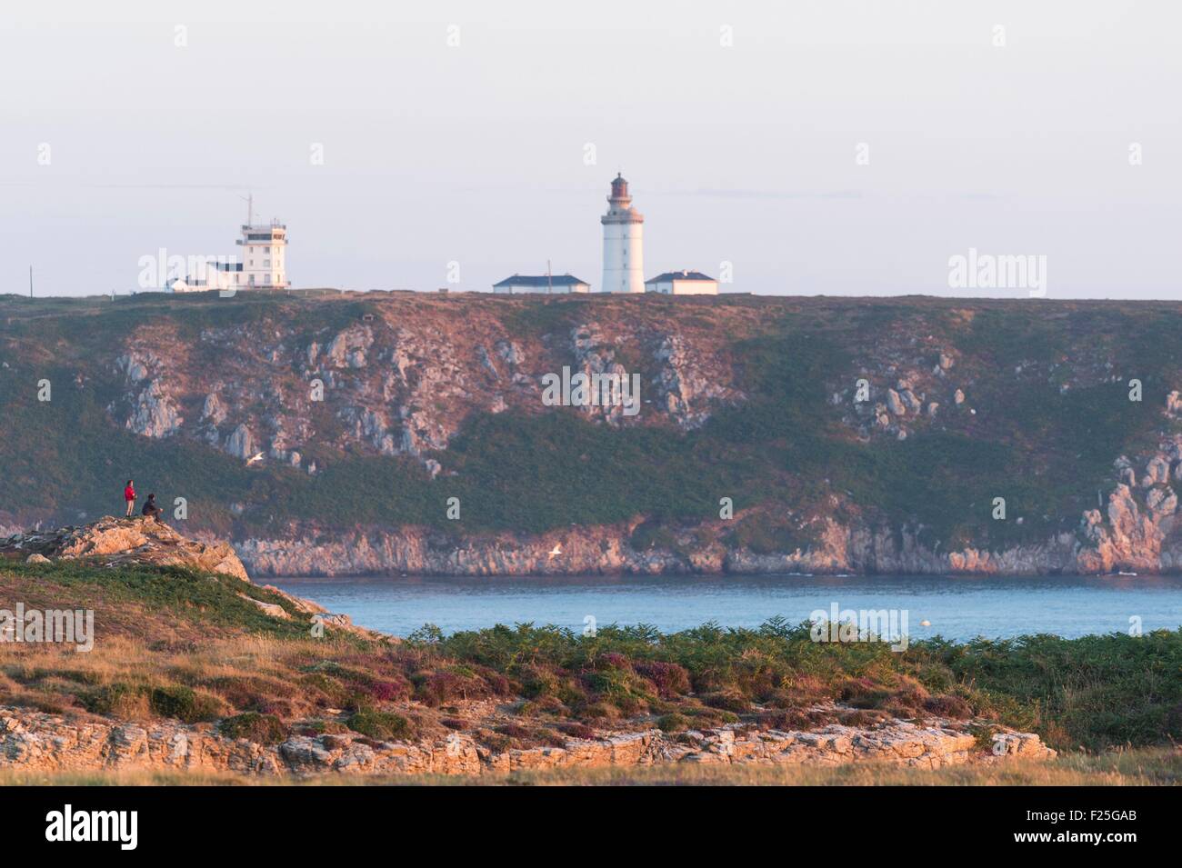 La France, Finistère, l'île d'Ouessant, la baie et le phare du Stiff Banque D'Images