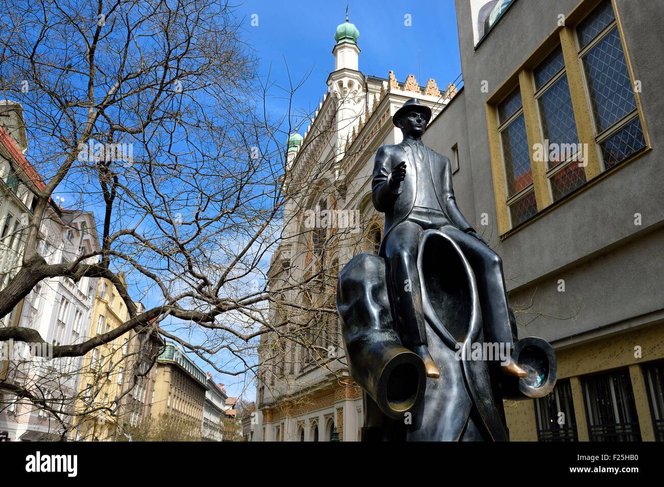 République tchèque, Prague, centre historique classé au Patrimoine Mondial de l'UNESCO, quartier juif de Josefov, statue de Kafka par Jaroslav Rona en face de la synagogue Espagnole Banque D'Images