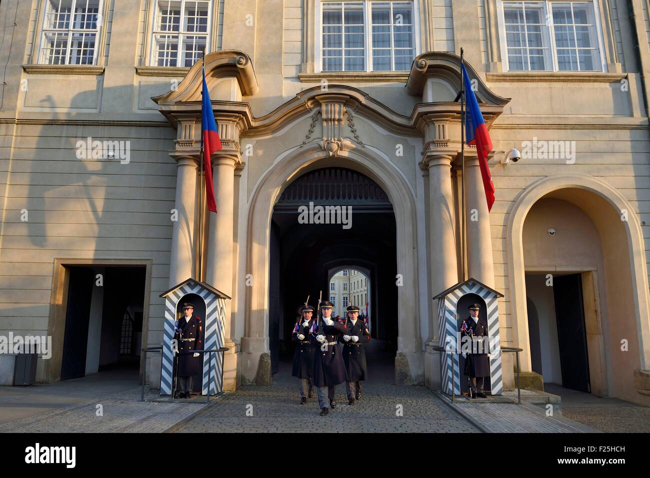 République tchèque, Prague, Hradcany (quartier du château), la garde à l'entrée du château royal, le changement de la Garde Banque D'Images