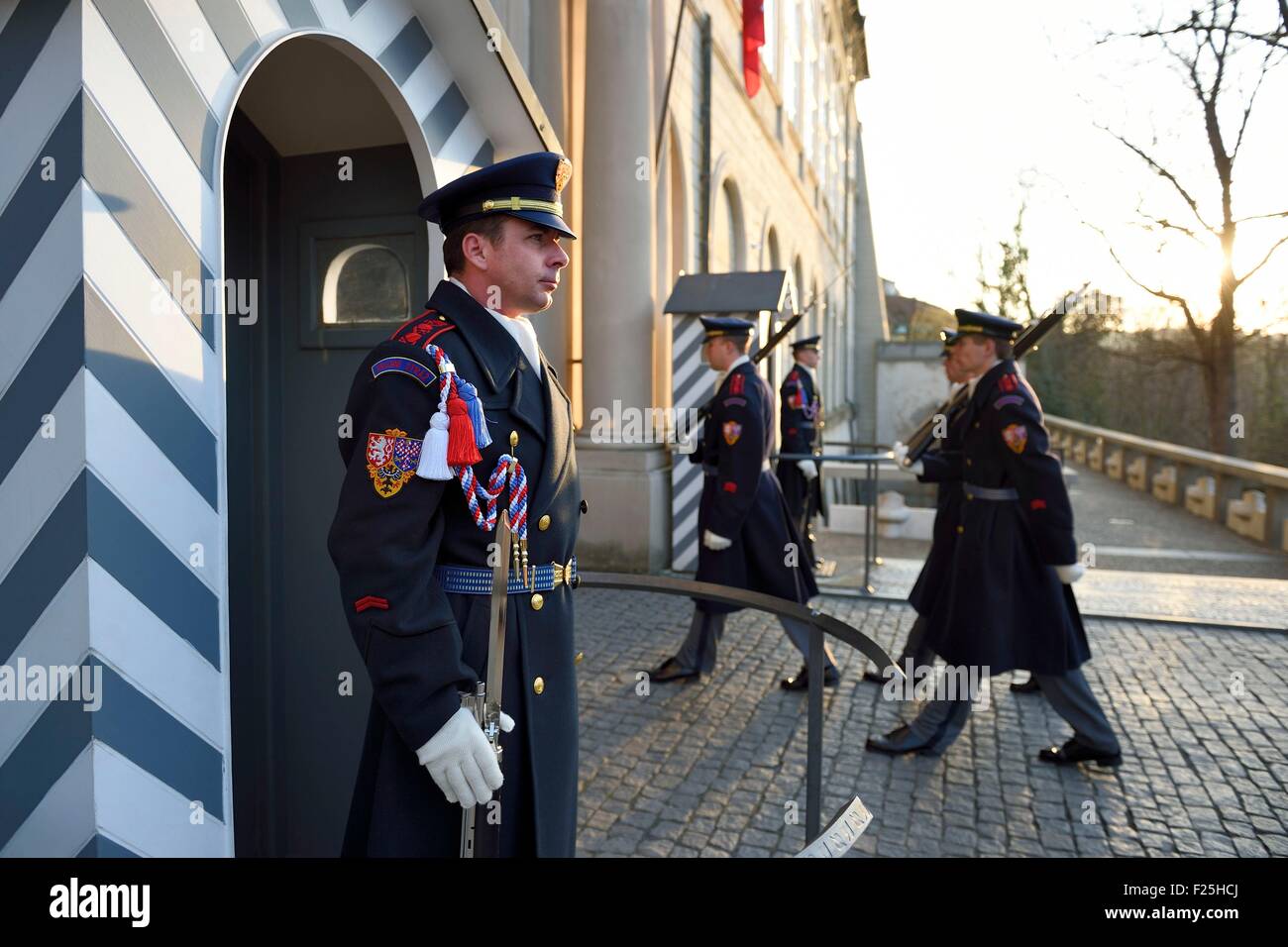 République tchèque, Prague, Hradcany (quartier du château), la garde à l'entrée du château royal, le changement de la Garde Banque D'Images