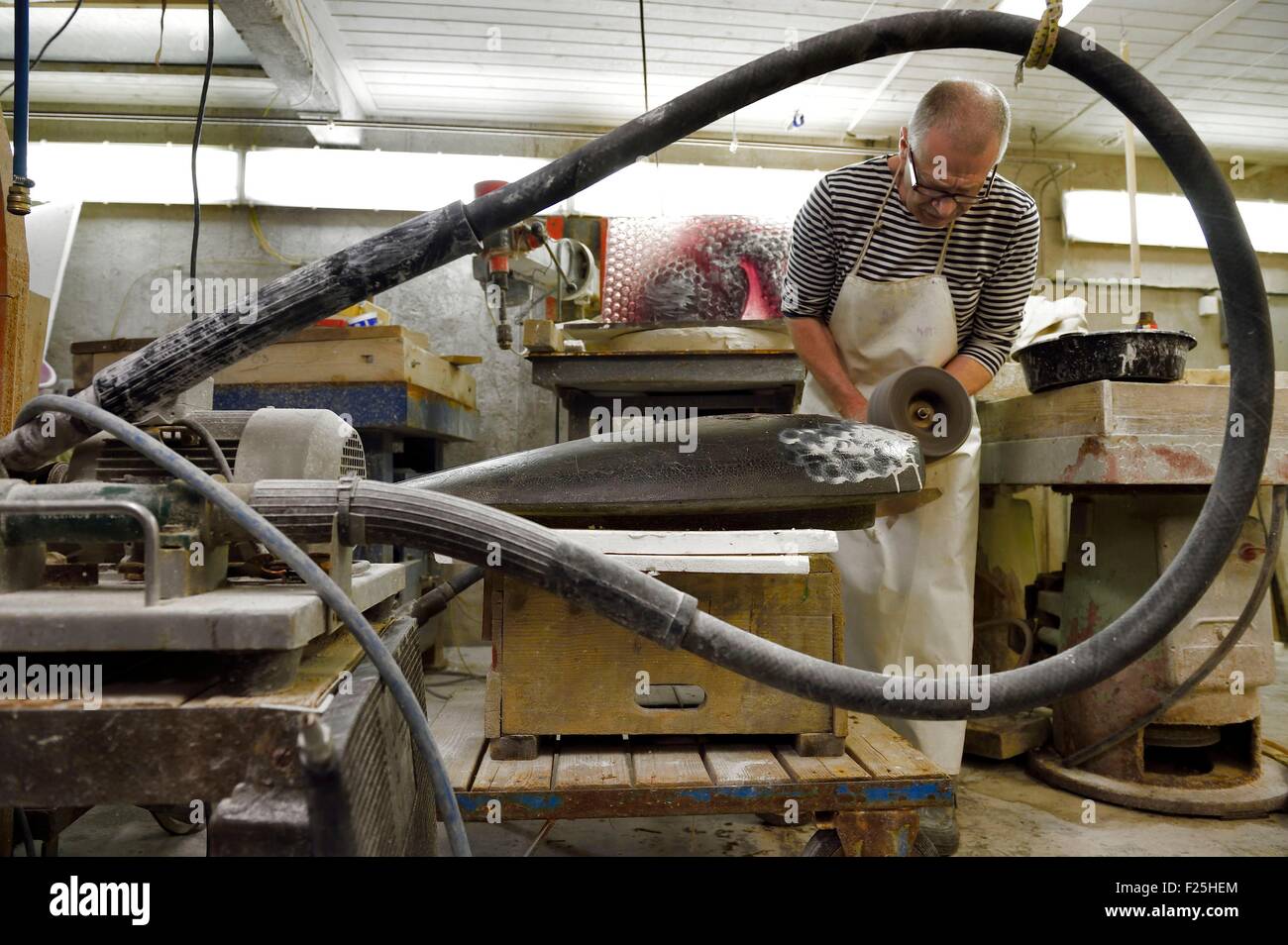 République tchèque, Prague, Jaromir Rybak verre artiste sculpteur dans son atelier Banque D'Images