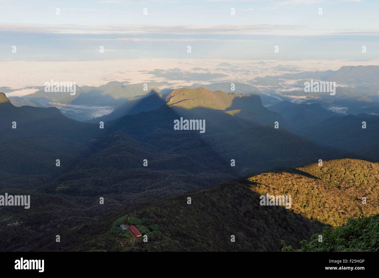 Le Sri Lanka, la province du Centre, Université Dalhousie, sunrise sur Adam's Peak, triangle ombre du sommet reflète sur la brume du matin Banque D'Images