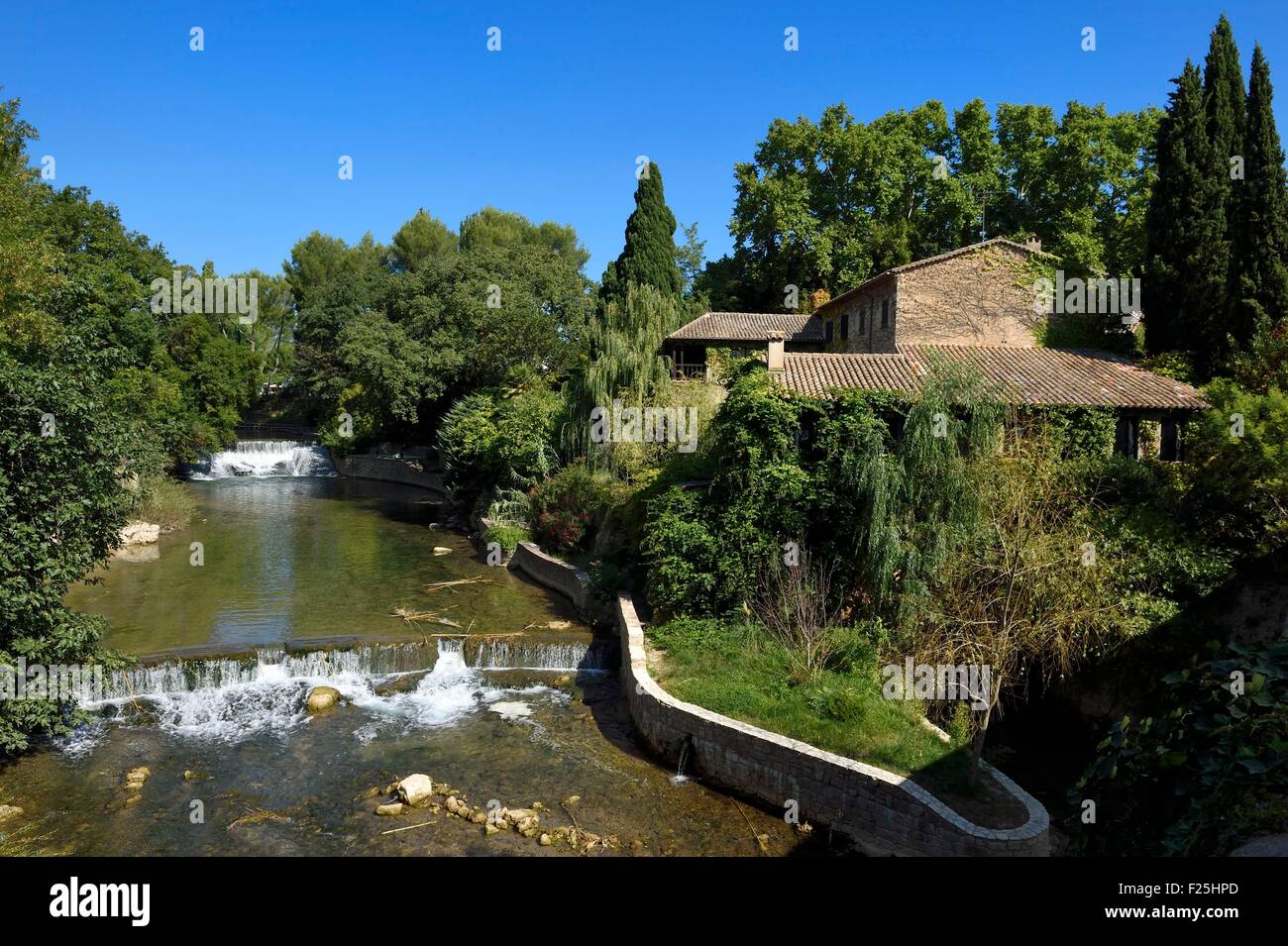 La France, Var, Le Muy, Fondation Bernar Venet traversé par la rivière Nartuby, le moulin Banque D'Images