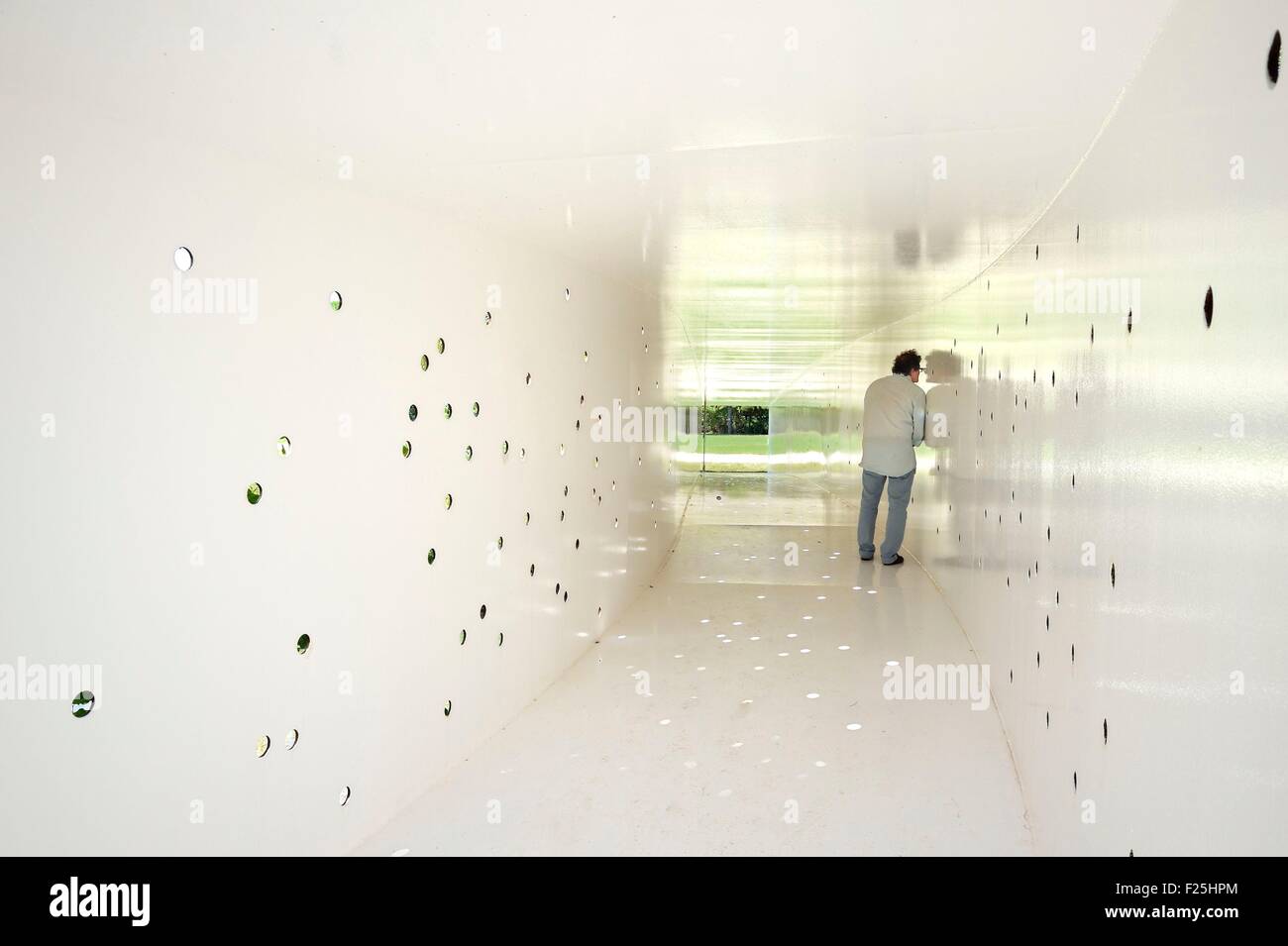 La France, Var, Le Muy, la Fondation Bernar Venet, l'intérieur du tube-bridge, travail par Bernar Venet au-dessus de la rivière Nartuby Banque D'Images