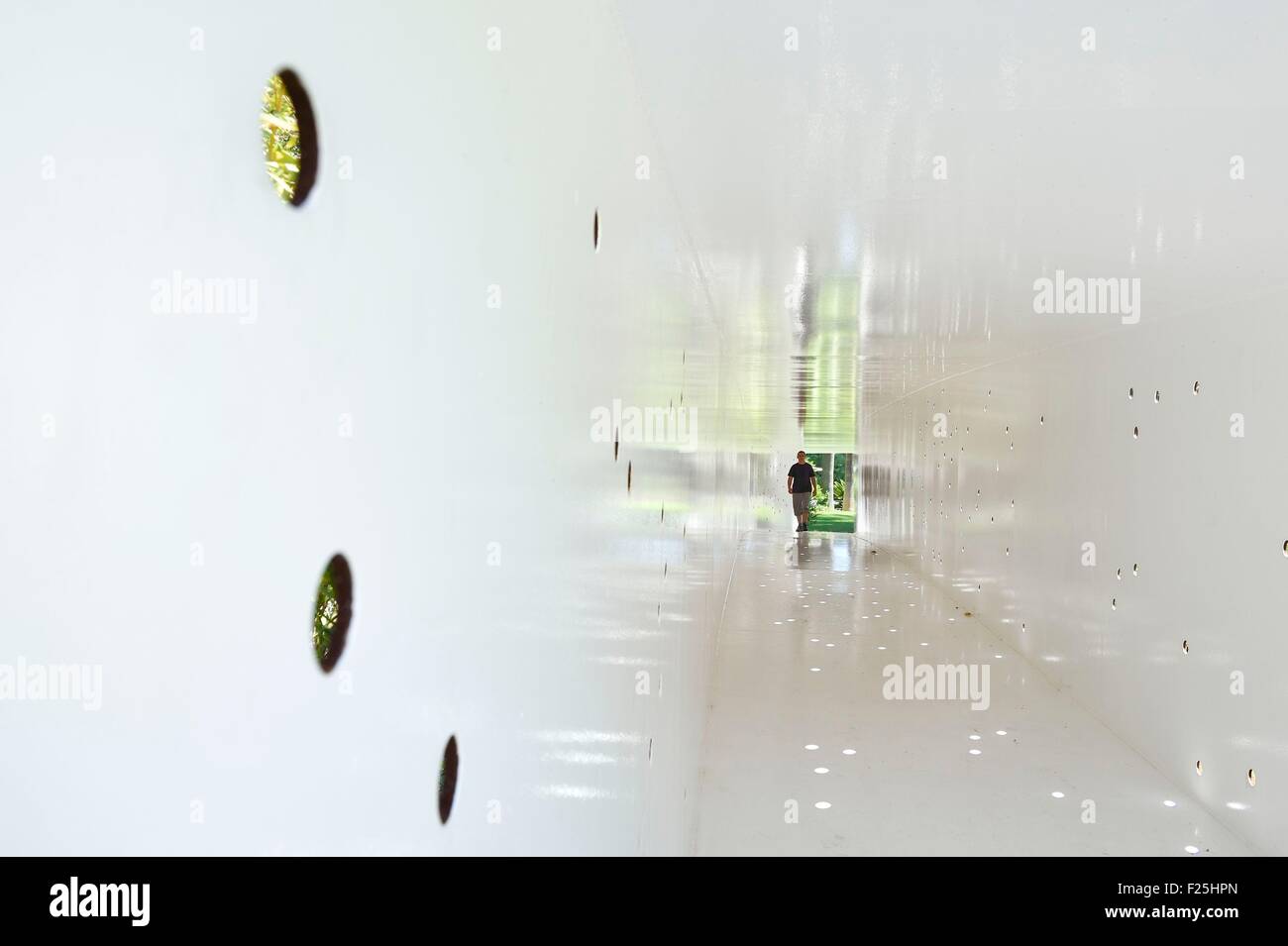 La France, Var, Le Muy, la Fondation Bernar Venet, l'intérieur du tube-bridge, travail par Bernar Venet au-dessus de la rivière Nartuby Banque D'Images