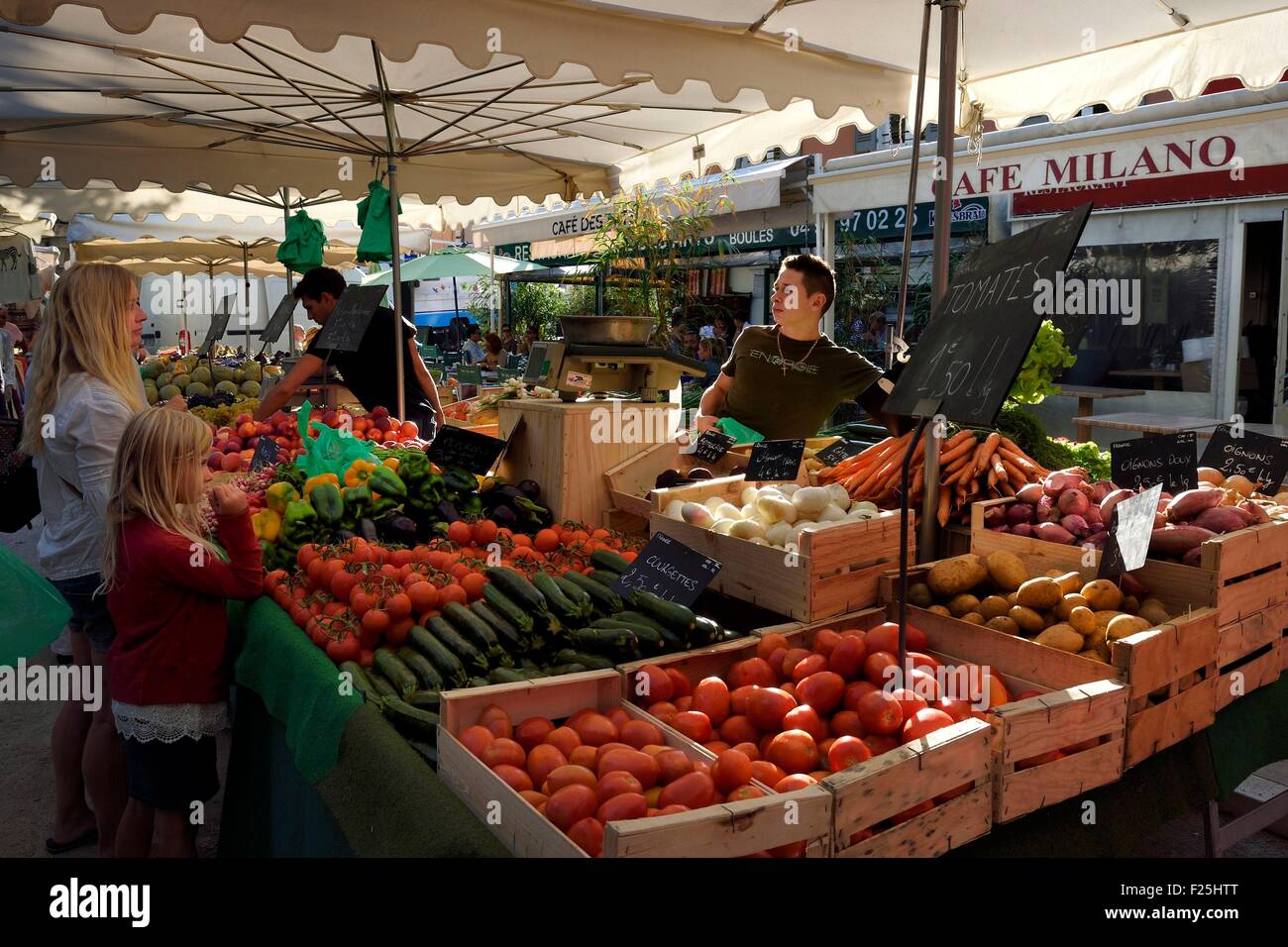 La France, Var, Saint-Tropez, Place des Lices, cabine de fruits et légumes, chaque mardi et samedi matin, ce marché offre des produits locaux Banque D'Images