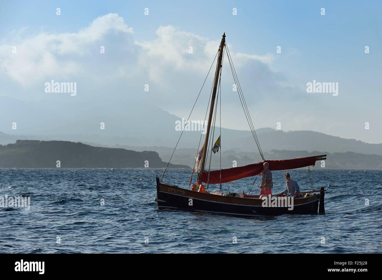 La France, Var, bateau de pêche traditionnel appelé pointu au large de Sanary-sur-Mer Banque D'Images