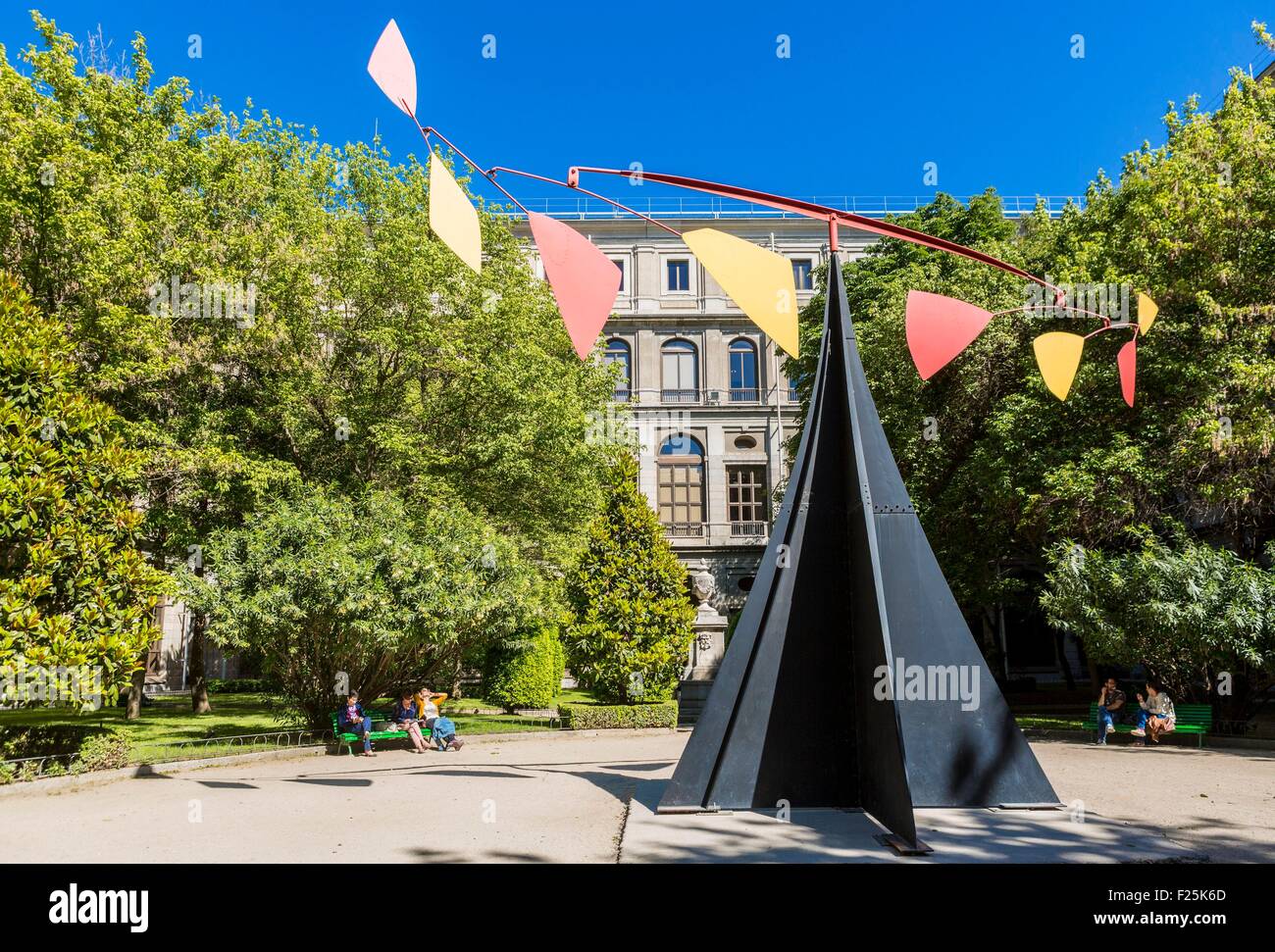 Espagne, Madrid, quartier El Retiro, la place face à la Reina Sofia Museum (Museo Nacional Centro de Arte Reina Sofia) avec Alexander Calder sculpture, kitchenchemist (2011) Banque D'Images