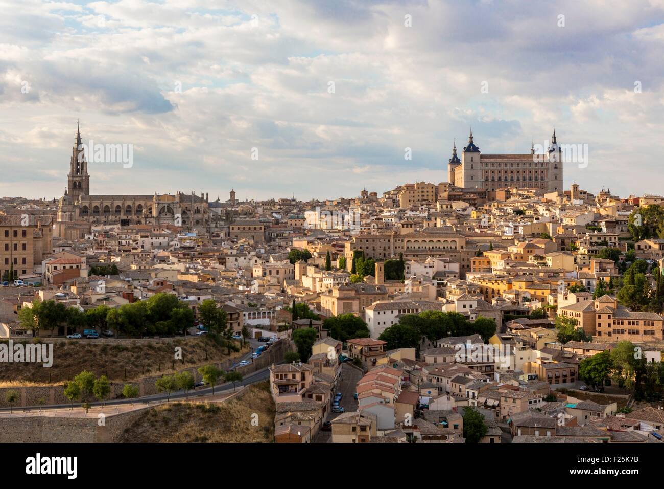 L'Espagne, Castilla La Mancha, Tolède, ville historique classée au Patrimoine Mondial de l'UNESCO, entouré de l'Alcazar Banque D'Images