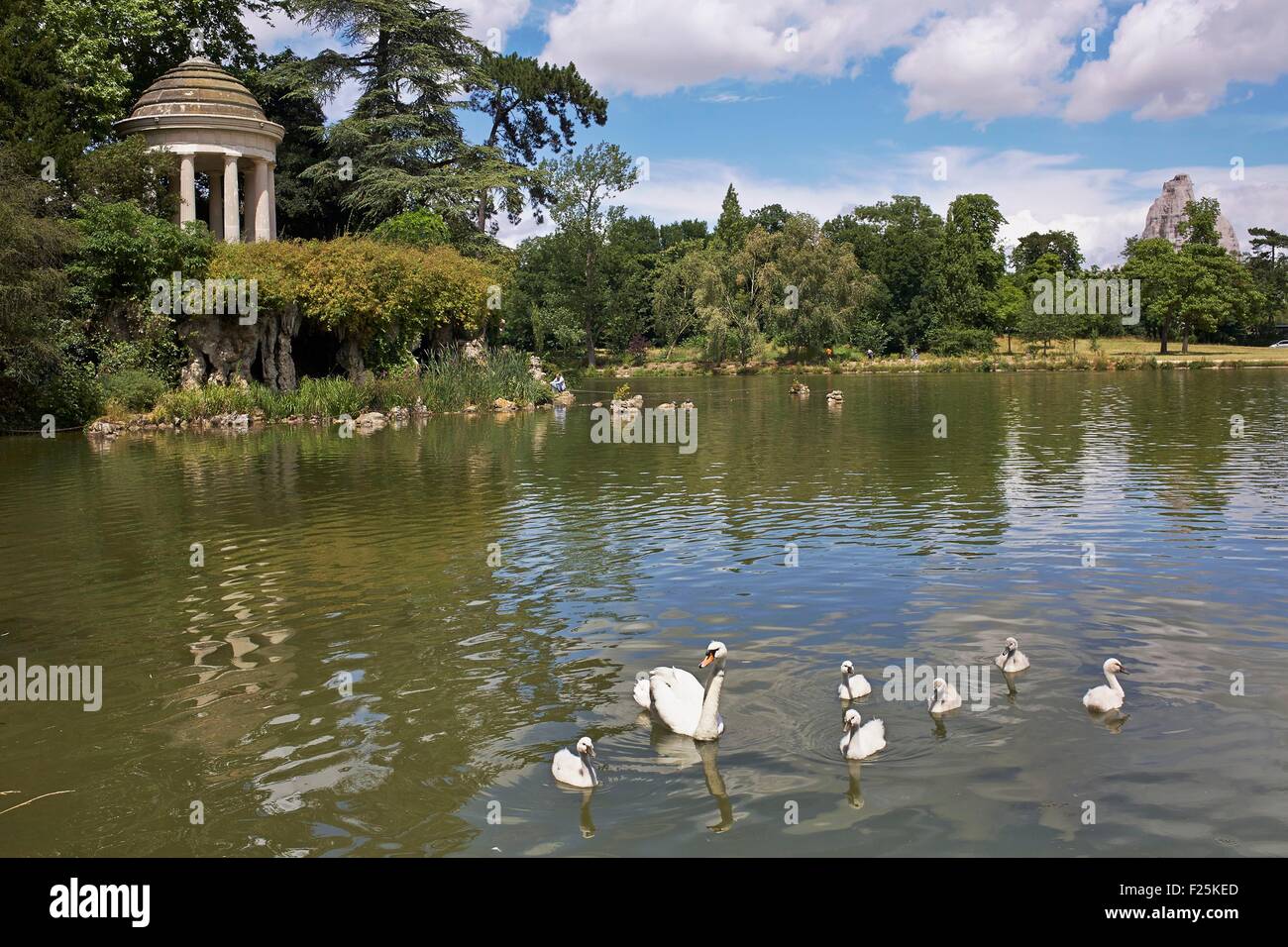 France, Paris, Bois de Vincennes, vue sur le lac Daumesnil et le temple romantique sur l'île de Reuilly et à l'arrière-plan le grand rocher du zoo Banque D'Images