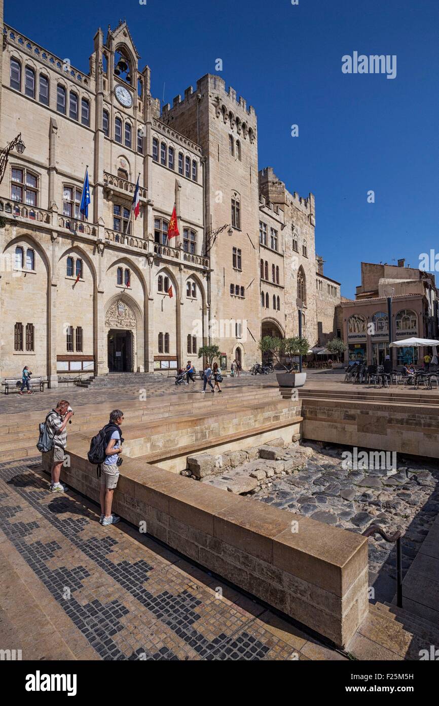 France, Aude, Narbonne, l'hôtel de ville, Palais des Archeveques sqare (le Palais des Archevêques) et les vestiges de la Via Domitia Banque D'Images